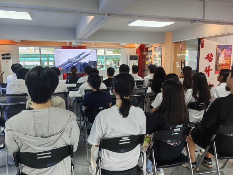 材料学院党委组织师生党员收看纪...